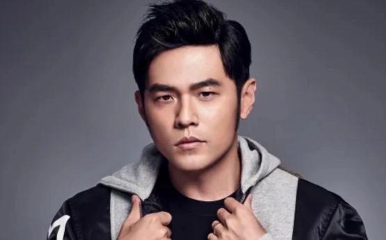 周杰倫為啥不用服兵役？患有強(qiáng)直脊椎炎嗎？