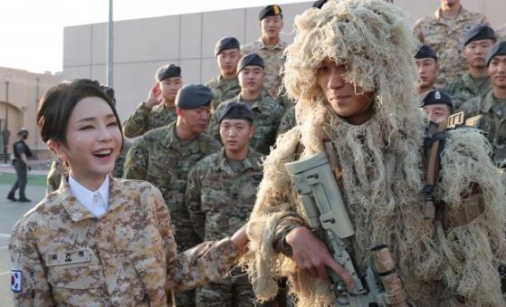 韓國第一夫人穿軍裝被批搶總統(tǒng)風頭