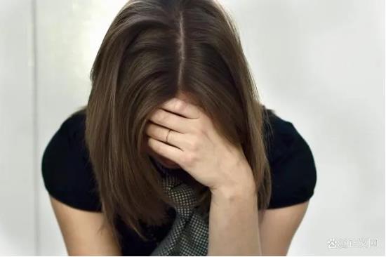 女柜員鉆漏洞取現(xiàn)398萬后整容逃亡 25年后落網(wǎng)她認罪認罰