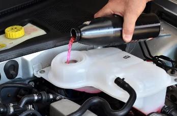 汽車?yán)鋮s液快速減少是什么原因（冷卻液少得快怎么回事）