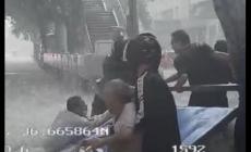老人被沖倒 公交司機用車擋住激流 小舉有大愛！