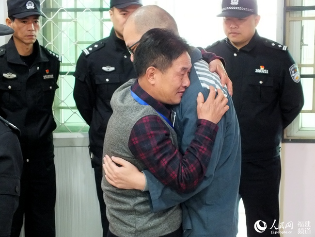 男子與父母失散25年后在監(jiān)獄認(rèn)親，6歲男孩被拐25年多方奔走為其尋親入獄