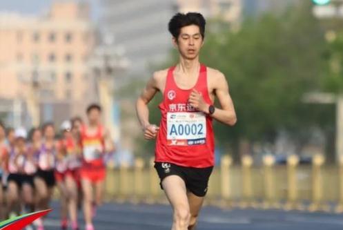 中國快遞員將參加巴黎奧運(yùn)會比賽 小哥將試腳馬拉松大眾組