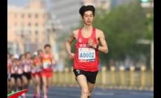 中國快遞員將參加巴黎奧運(yùn)會(huì)比賽 小哥將試腳馬拉松大眾組