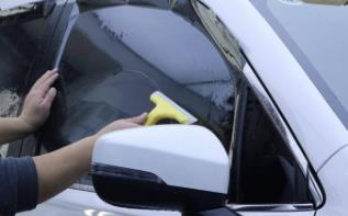 汽車剛貼膜有一點(diǎn)小水泡正常嗎？