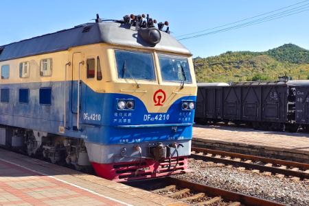 東風(fēng)4b型內(nèi)燃機(jī)車(chē)垂向力傳遞路徑及機(jī)制解析